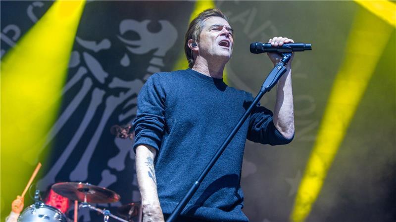 Die Toten Hosen spielen auf der Trabrennbahn. (Archivbild)