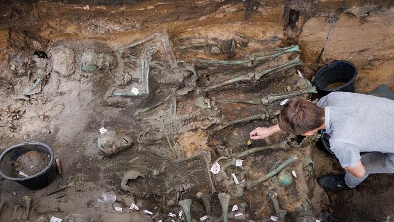 Riesiger Pestfriedhof birgt wissenschaftliche Schätze Die Toten liegen in vielen Schichten übereinander.