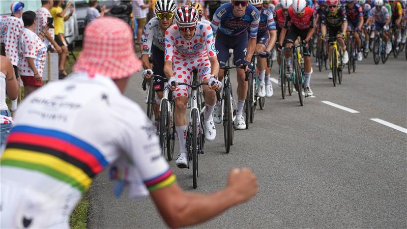 Nach Nichtangriffspakt: Pogacar verliert Gelb an Healy Die Tour de France war am Nationalfeiertag im Zentralmassiv unterwegs.