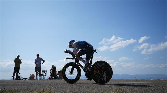 Die Tour ist für Florian Lipowitz nach dem Sturz beim Zeitfahren beendet. 