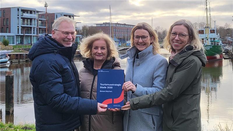 Die Tourismus-Crew von Stade Marketing (von links): Frank Tinnemeyer, Silke Schaerffer, Stefanie Scholl und Andrea Bajus haben am Konzept „Stade 2030“ gearbeitet.