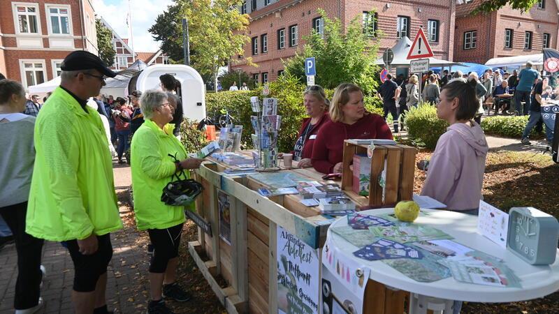 Altländer Apfelfest: Wenn Pomologen zur letzten Rettung werden Die Tourist-Info war Anlaufpunkt vieler Ausflügler - insbesondere aus Hamburg, aber auch aus dem Elbe-Weser-Raum.