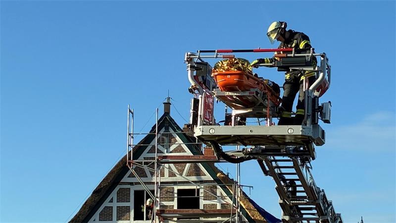 Arbeitsunfall im Alten Land – Reetdachdecker schwer verletzt Die Trage liegt sicher im Korb der Buxtehuder Drehleiter.