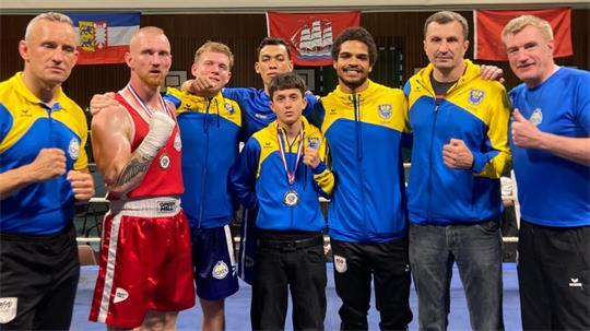 Die Trainer und Boxer des BSV in Elmshorn (von links): Stephan Walker-Mayer, Stefan Riese, Emil Mrochko, Qusai Ahmad, Ama Green, Siargei Wasilewski, Ralf Gruhn sowie Eltaf Said (vorne Mitte).