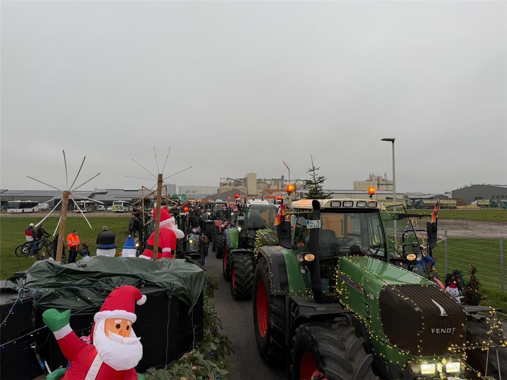 Die Traktorparade vorm Eisbär-Firmengelände.