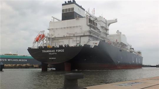 Die „Transgas Force“, ein mächtiges, schwimmendes Gas-Terminal, wird im Stader Seehafen anlegen. Foto: Scheer