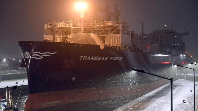 Die „Transgas Force“ hat Bremerhaven am Mittwochmorgen im Schneegestöber per Dockschleusung verlassen.