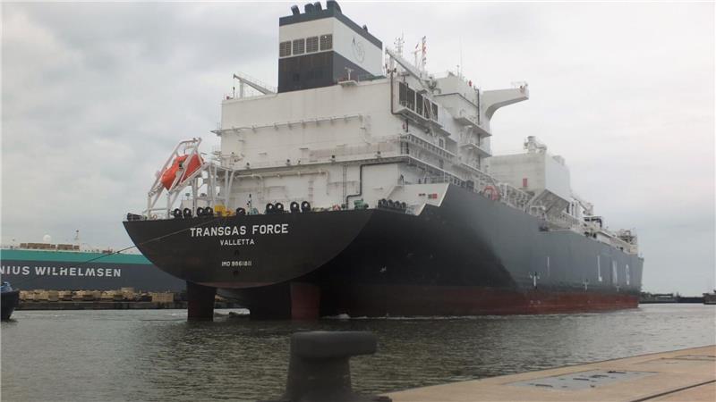 Stades schwimmendes Gas-Terminal „Transgas Force“ ist bei der Werft angekommen Die "Transgas Force" kurz vor dem Festmachen im Kaiserhafen III. Foto: Eckardt