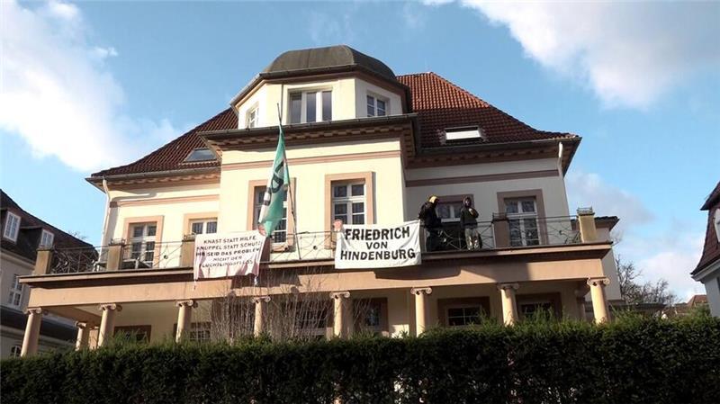 Aktivisten steigen auf Balkon von CDU-Kreisverband Hannover Die Transparente trugen die Aufschriften „Knast statt Hilfe, Knüppel statt Schutz - ihr seid das Problem, nicht der „Flüchtlingsfluss““ und „Friedrich von Hindenburg“.
