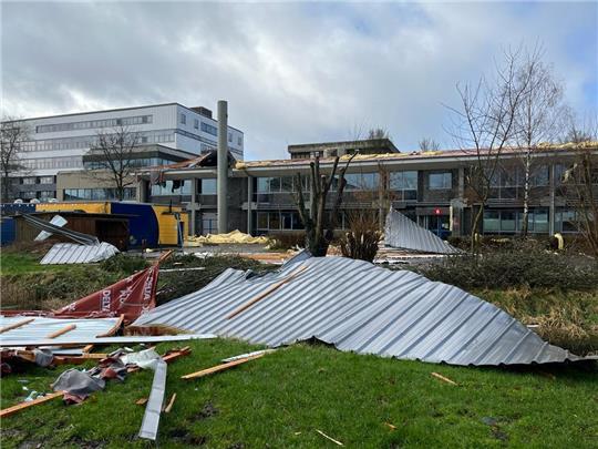 Die Trapezbleche der Dachkonstruktion an der BBS in Stade sind vom Sturm abgetragen worden. Foto: Vasel
