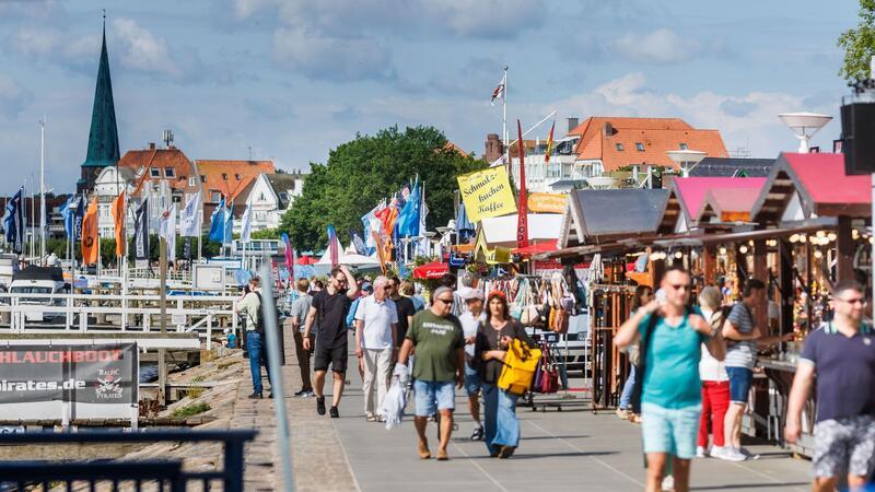 Die Travemünder Woche ist ein Anziehungspunkt für Sportler und Touristen.