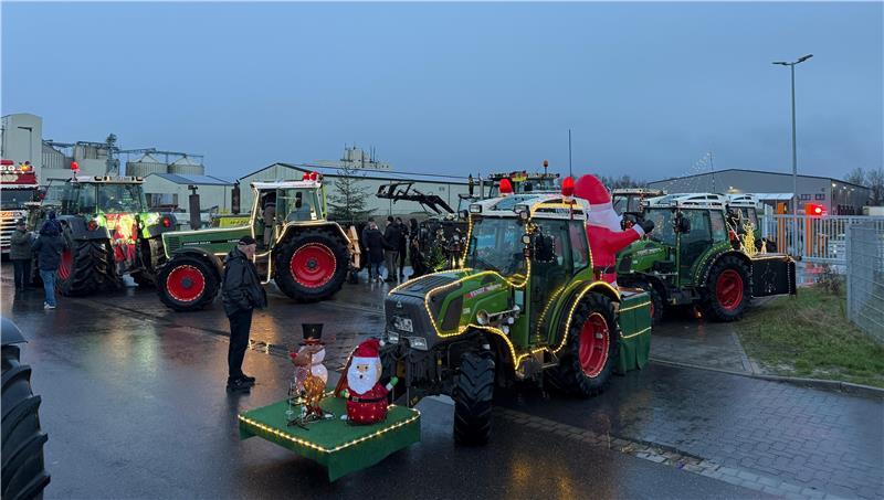 Letzte Lichterfahrt der Funken Crew: Ein Treckerfahrer berichtet Die Trecker bringen sich für die letzte Lichterfahrt 2024 in Apensen in Stellung.