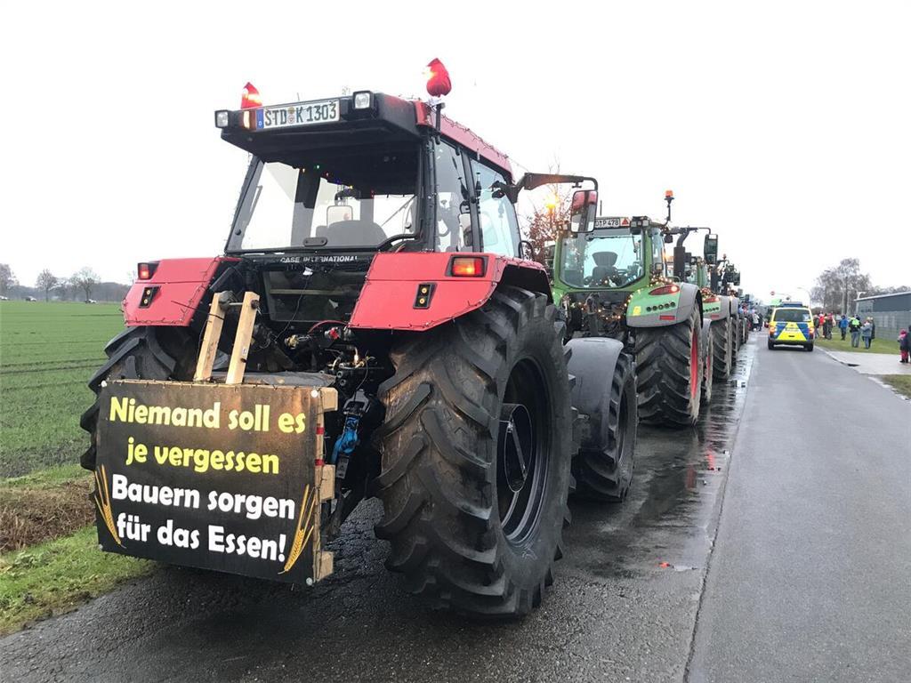 Die Trecker reihen sich zur Abfahrt auf.