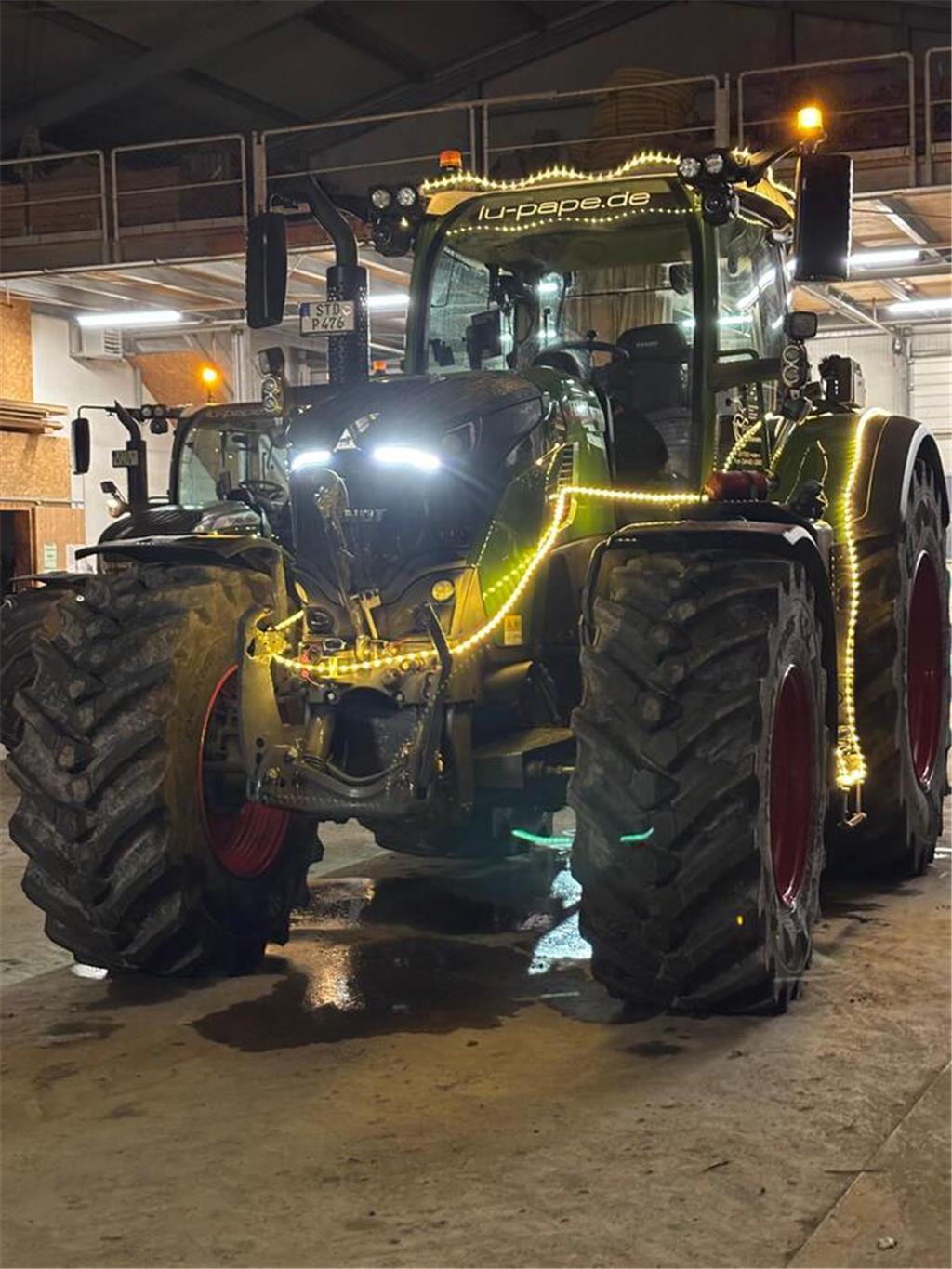 Die Trecker sind geschmückt - bald brechen die Landwirte zur Lichterfahrt auf. L...