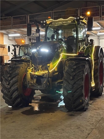 Die Trecker sind geschmückt - bald brechen die Landwirte zur Lichterfahrt auf. Los geht es in Ahlerstedt.