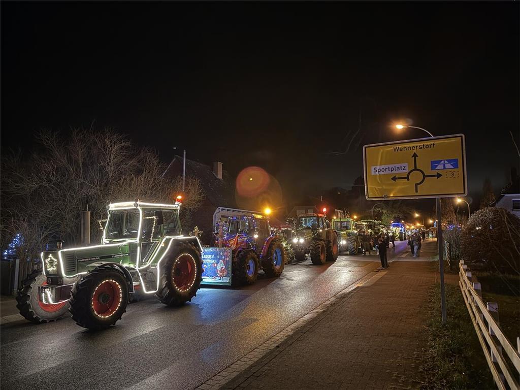 Die Trecker sind in Wenzendorf angekommen.