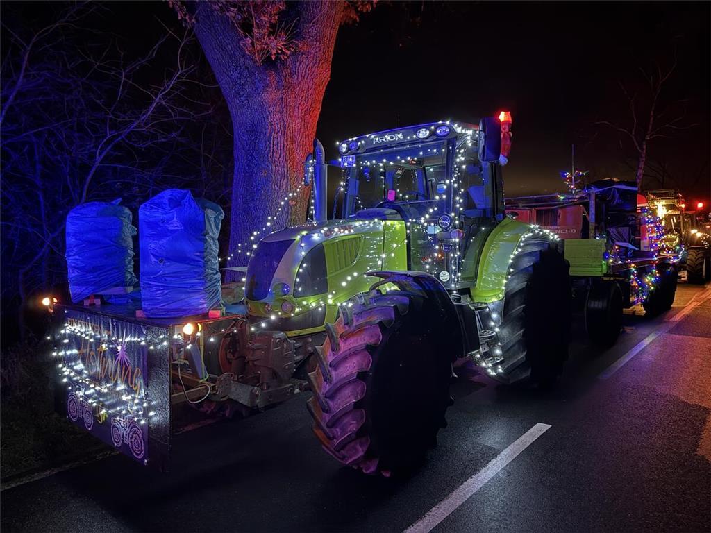 Die Trecker sind in Wenzendorf angekommen.