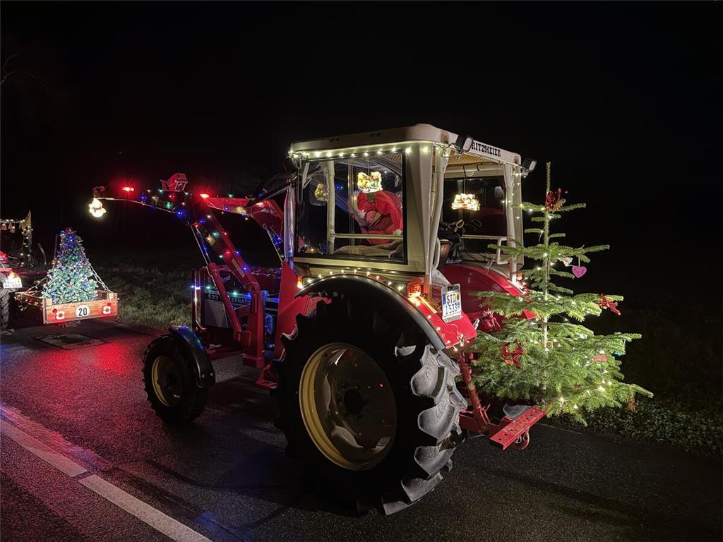 Die Trecker sind in Wenzendorf angekommen.