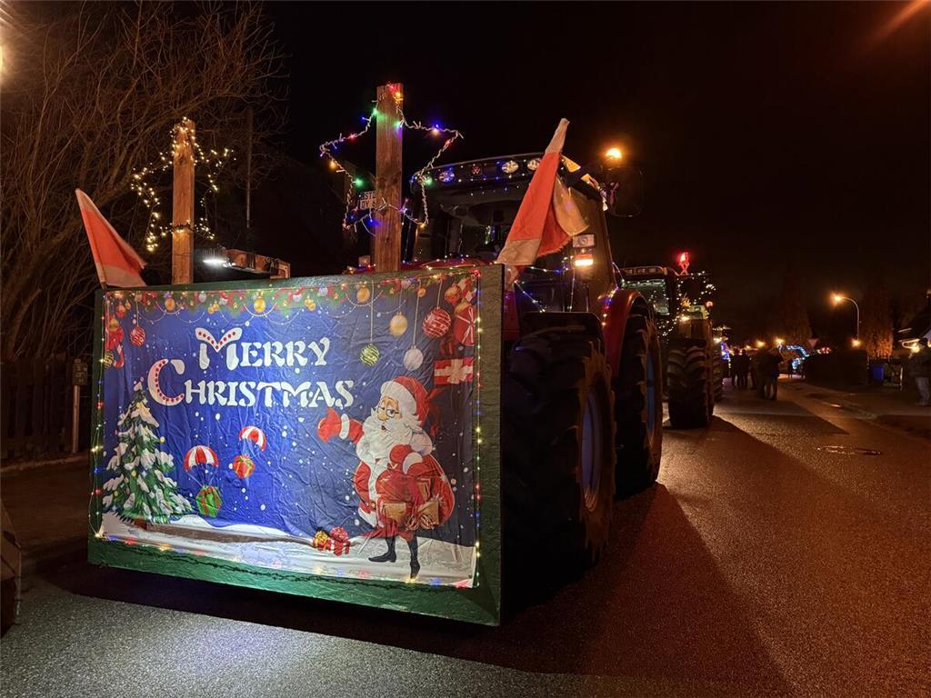 Die Trecker sind in Wenzendorf angekommen.