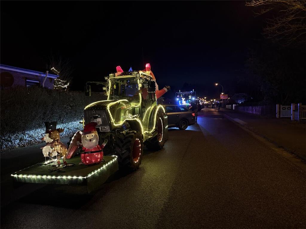 Die Trecker sind in Wenzendorf angekommen.