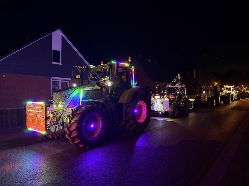 Die Trecker sind in Wenzendorf angekommen.