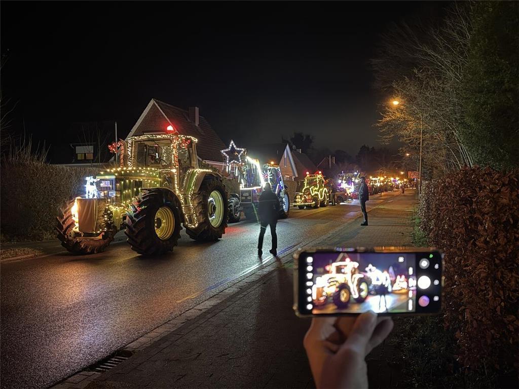 Die Trecker sind in Wenzendorf angekommen.