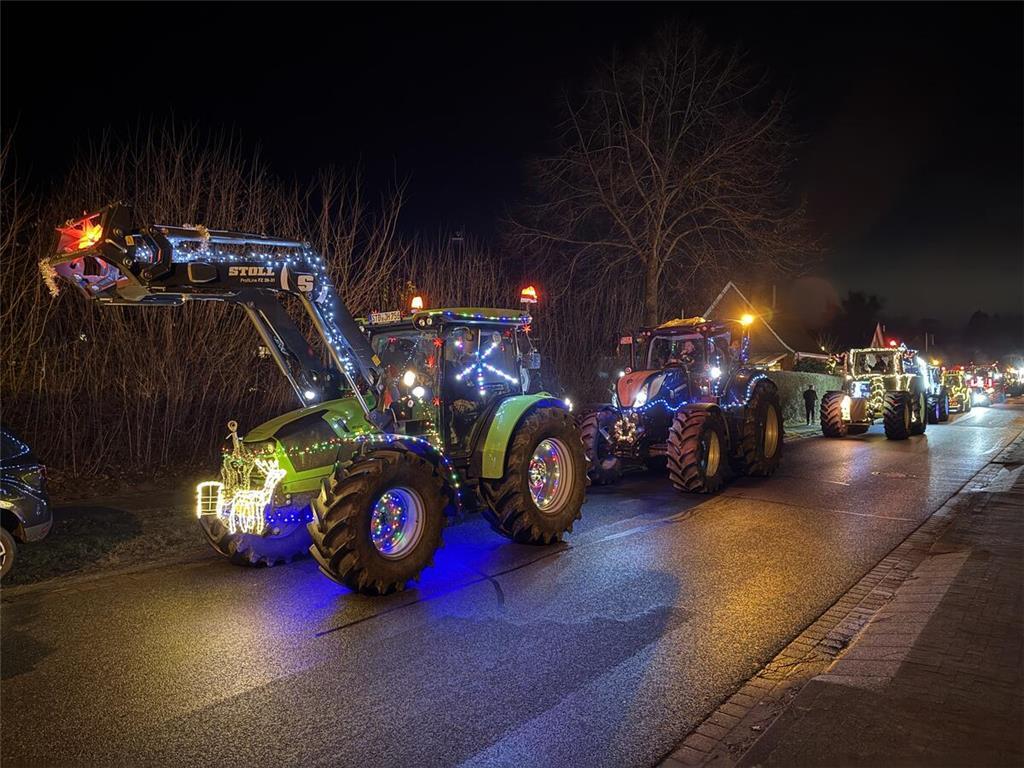 Die Trecker sind in Wenzendorf angekommen.