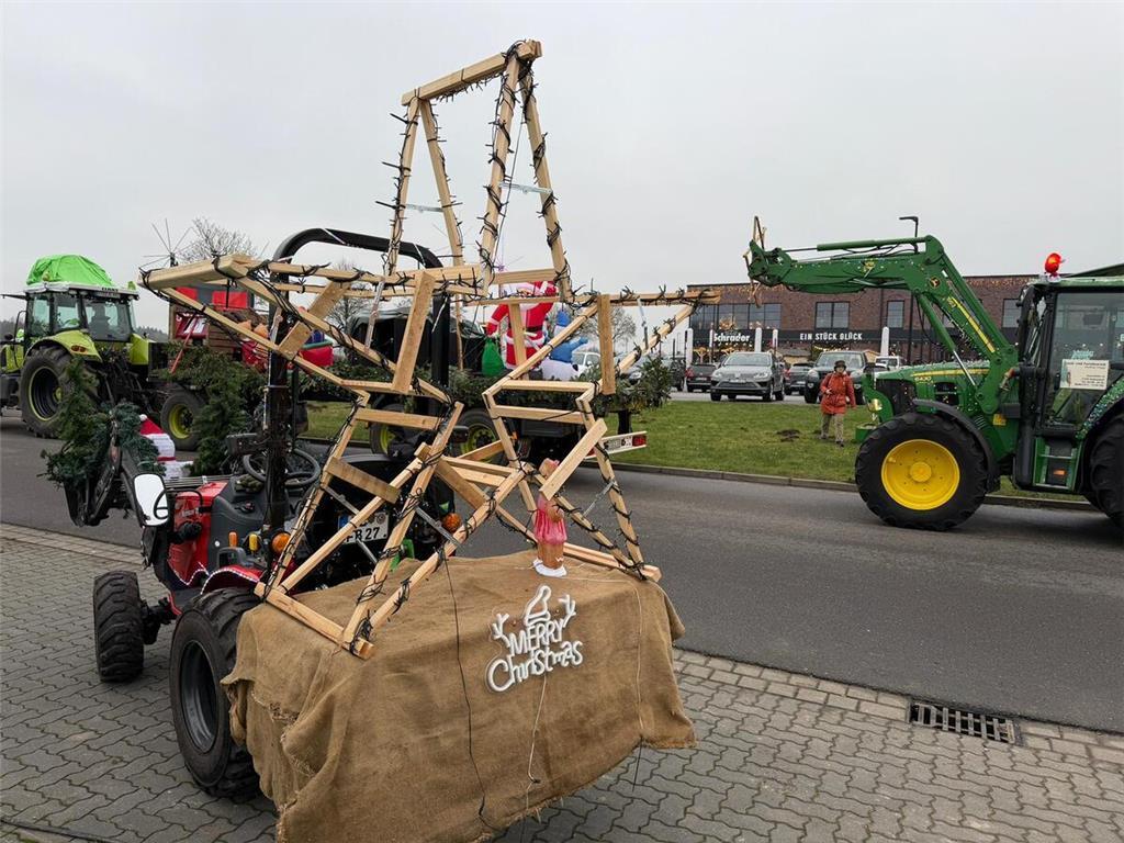 Die Treckerfahrt beginnt vor der Bäckerei Schrader.