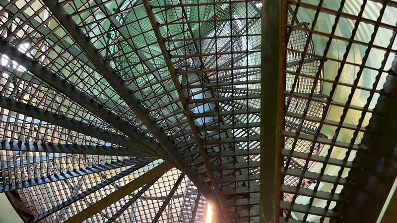 Die Treppe aus Stahlgitter im Unterfeuer Lühe.