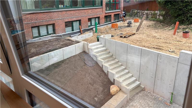 Sanierung: Das passiert in den Ferien an den Horneburger Schulen Die Treppe dient zukünftig als Rettungsweg. Die Schulbücherei zieht aktuell aus dem Kellergeschoss im Hintergrund in ein neues Klassenzimmer um.