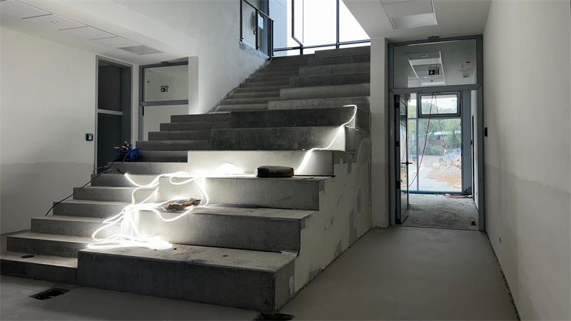 Die Treppe ins Obergeschoss ist ein Hingucker und zugleich Lerntreppe, Aufenthaltsort, Sitzmöbel oder kleine Tribüne.