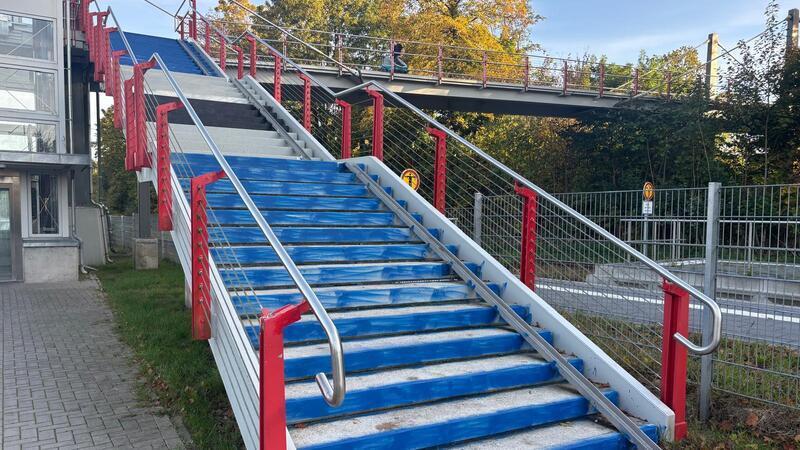 Die Treppe zur Fahrradbrücke am Bahnhof Harsefeld wurde illegalerweise in HSV-Farben besprüht.