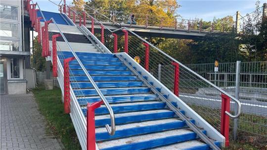 Die Treppe zur Fahrradbrücke am Bahnhof Harsefeld wurde illegalerweise in HSV-Farben besprüht.