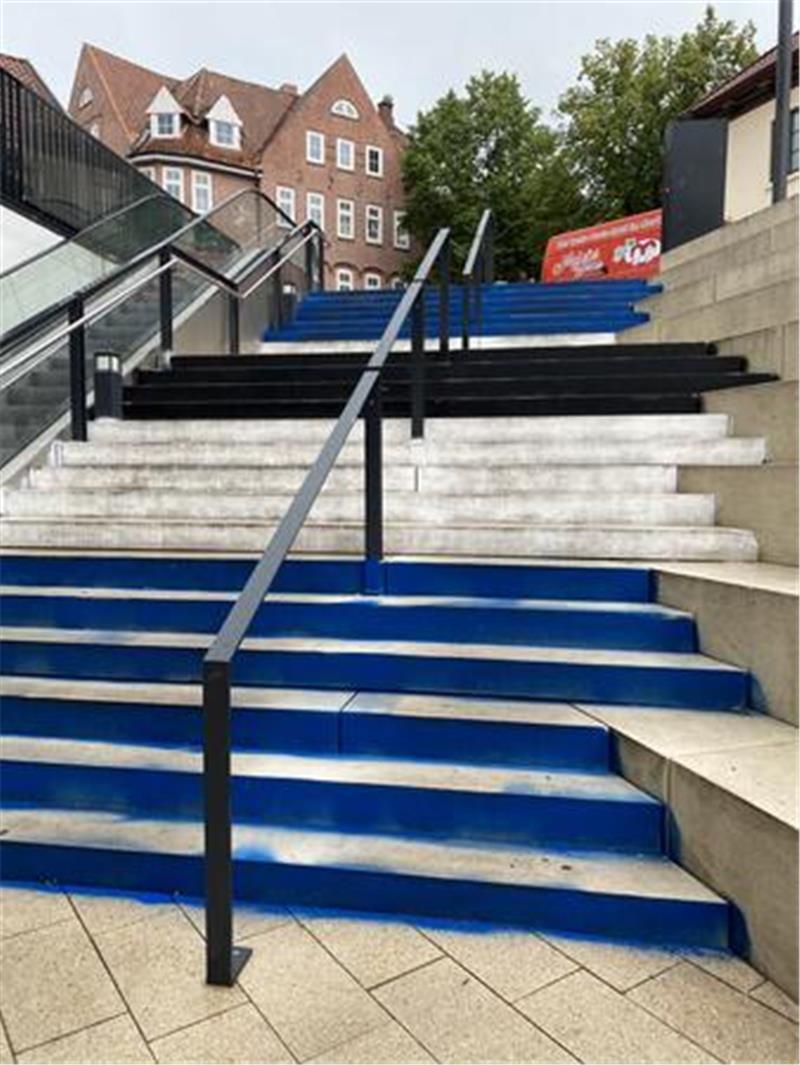 Schwarz-weiß-blaue Plage: HSV-Schmierereien überall im Kreis Stade Die Treppenstufen am Pferdemarkt, die hinunter zum Rewe-Markt führen, zeigen die HSV-Farben Schwarz-Weiß-Blau.