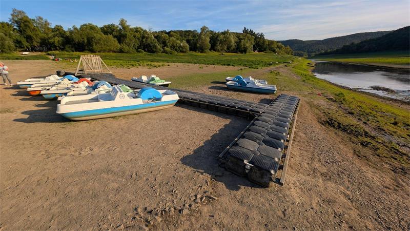 „Blanker Wahnsinn“: Niedrigwasser trifft Edersee-Tourismus Die Tretboote liegen auf dem Trockenen.