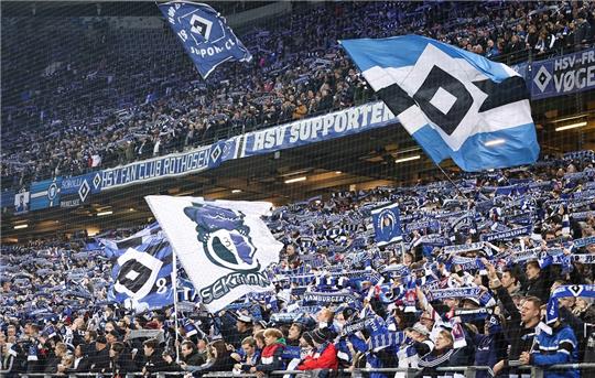 Die Treue der Fans sorgt beim HSV für gute Finanzen. Foto: Christian Charisius/dpa