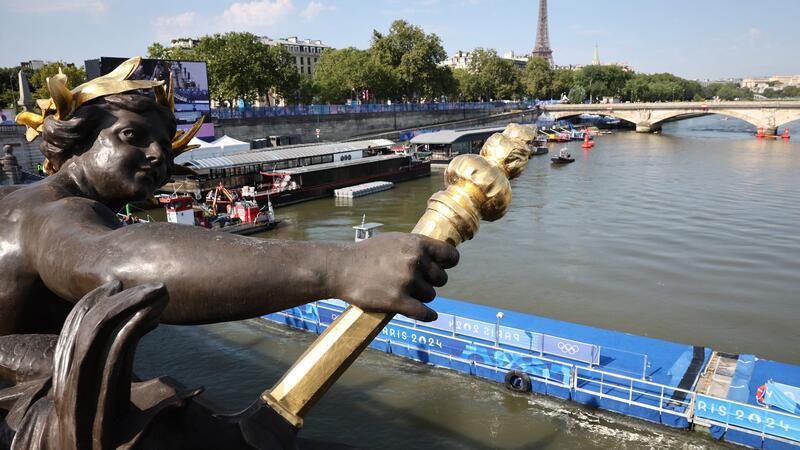 Die Triathleten konnten sich Schwimmstrecke in der Seine nur von außen ansehen.