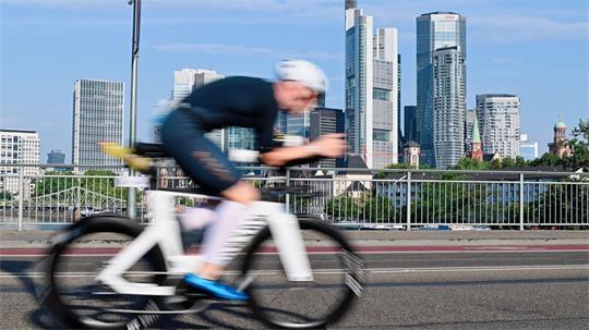 Die Triathlon-EM über die Langdistanz findet 2027 vor der Frankfurter Skyline statt. (Archivbild)