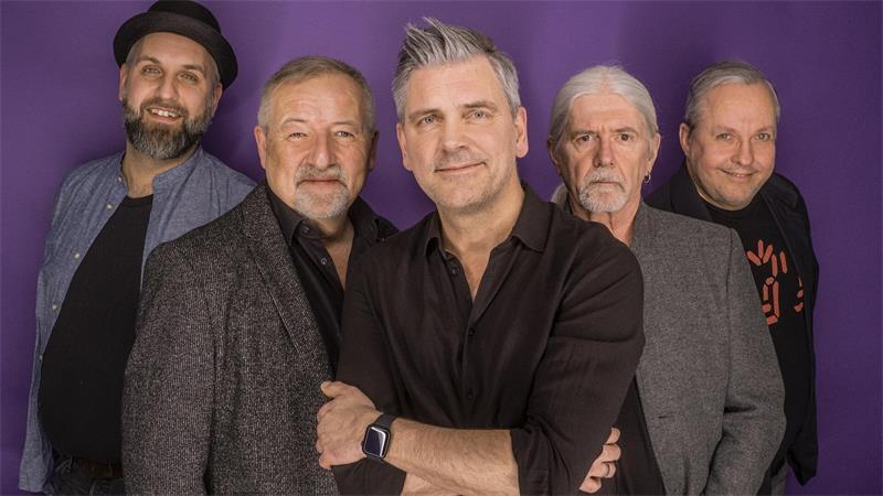 Die Tribute-Band Abenteuerland mit Frontmann Carsten Heinze spielt Hits der Pop-Gruppe Pur in Grauerort.