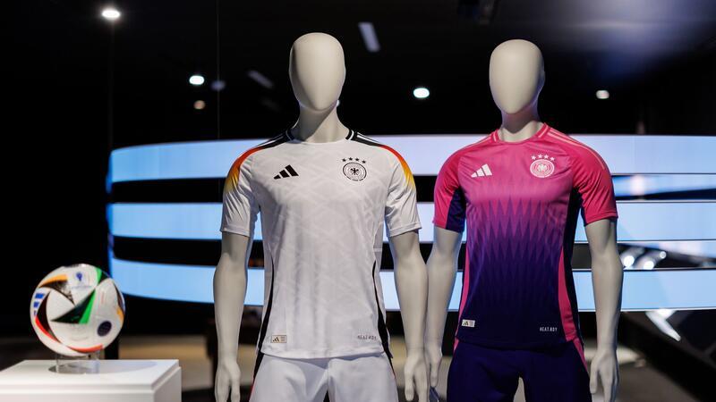 Experte zu DFB-Ausrüster-Wechsel: „Timing war katastrophal“ Die Trikots der deutschen Fußball-Nationalmannschaft für Heim-EM sind noch von Adidas.