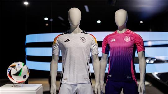 Die Trikots der deutschen Fußball-Nationalmannschaft für Heim-EM sind noch von Adidas.