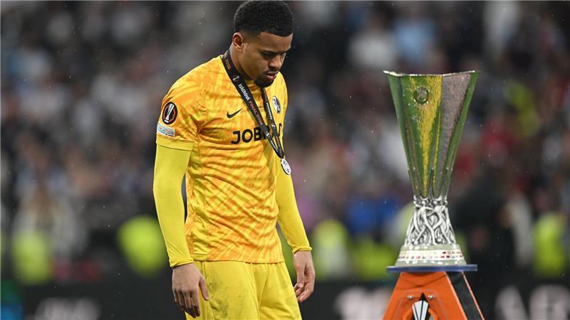 Die Trophäe war für die Freiburger um Torwart Noah Atubolu nicht erreichbar. 