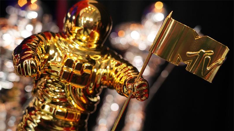 Die Trophäen sind eine Astronautenfigur mit einer MTV-Fahne. 