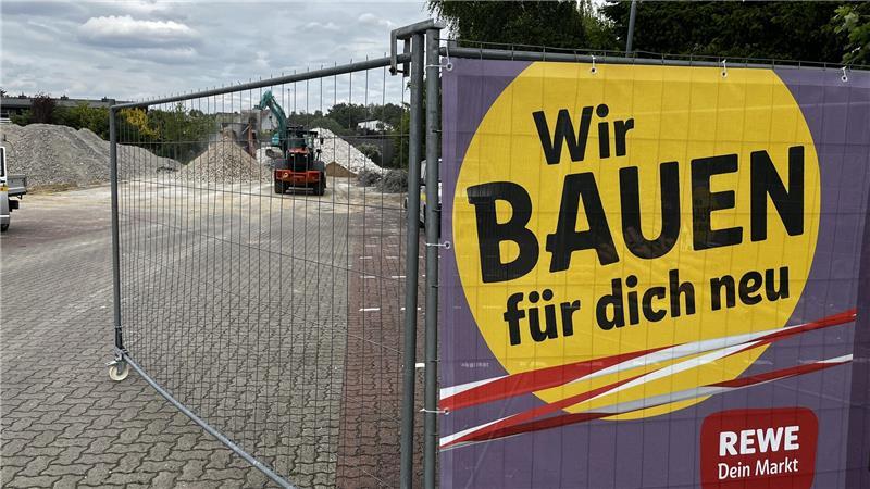 Die Trümmer des abgerissenen Rewe-Marktes in der Harburger Straße werden aktuell zerkleinert und abtransportiert.