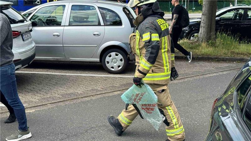 Kind aus Auto gerettet: Buxtehuder Feuerwehr zertrümmert Fensterscheibe Die Trümmerteile der Fensterscheibe werden von der Feuerwehr abtransportiert.