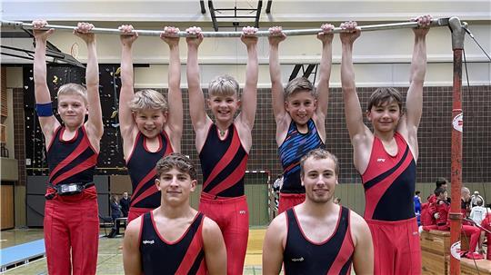 Die TuS-Turner Bogdan Hinkel und Lars Pätow (vorne von links) sowie Marcel Wezik, Gustav Bröker, Mykola Husiev, Nikola Ignatow und Tjark Wendt (hinten von links).