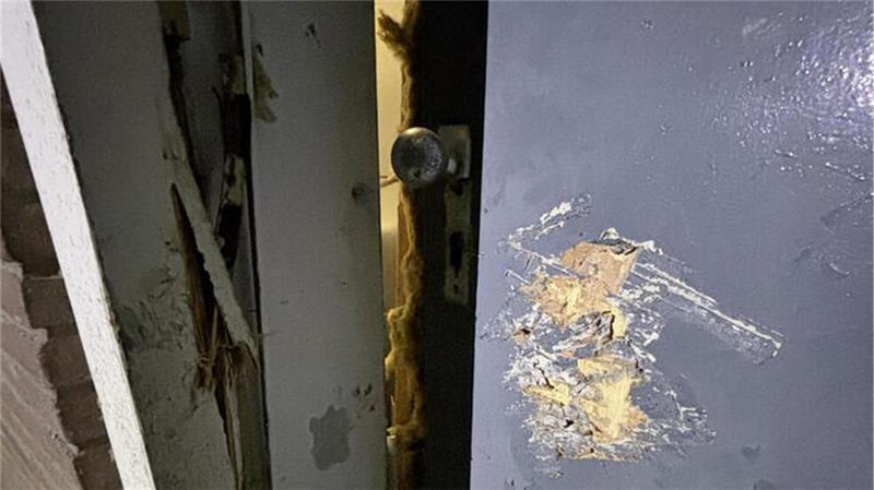 Die Tür ist eingerammt – aber weiter geht es hier trotzdem nicht. Ein von innen vor die Tür gestellter Kühlschrank versperrt den Weg. 