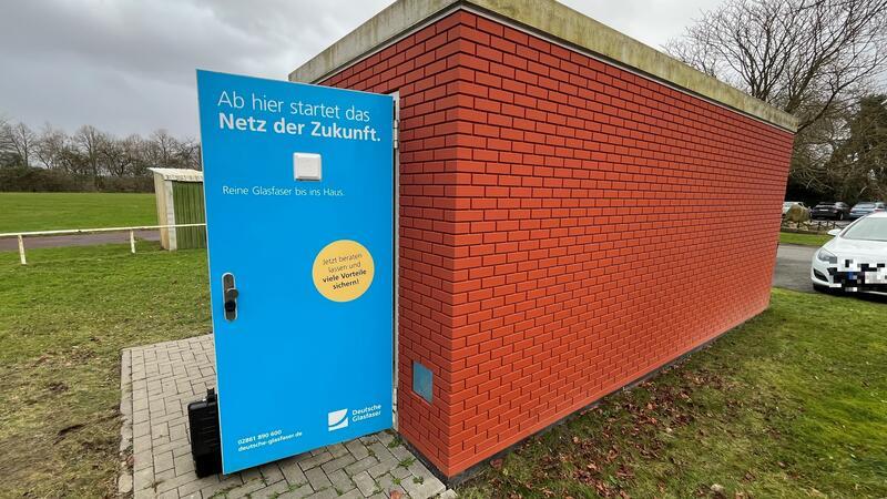 Nach 14 Tagen: Schnelles Internet im Alten Land funktioniert wieder Die Tür steht offen: Im Glasfaserhauptverteiler in Grünendeich wird gearbeitet.