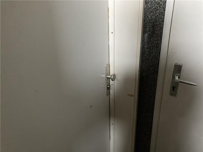 Die Tür zur Wohnung des Verdächtigen ist auch am Tag nach dem Einsatz noch beschädigt.