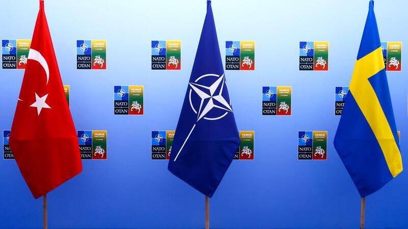 Schwedens Nato-Beitritt - Türkei schiebt Beschluss auf Die Türkei hatte den Nato-Beitritt Schwedens blockiert und aus ihrer Sicht unzureichenden Einsatz Schwedens gegen „Terrororganisationen“ begründet.
